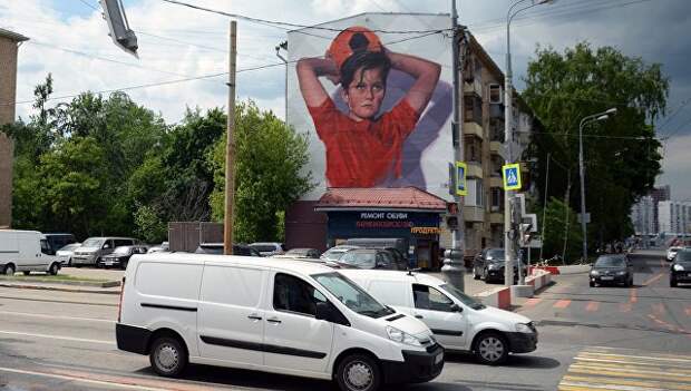 Граффити, посвященное чемпионату мира по футболу-2018, нарисованное на стене жилого дома в Москве