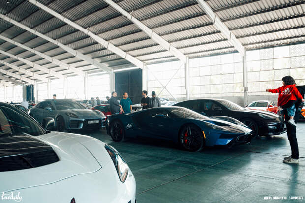 Машины и кофе - автомобильная встреча в Дубае