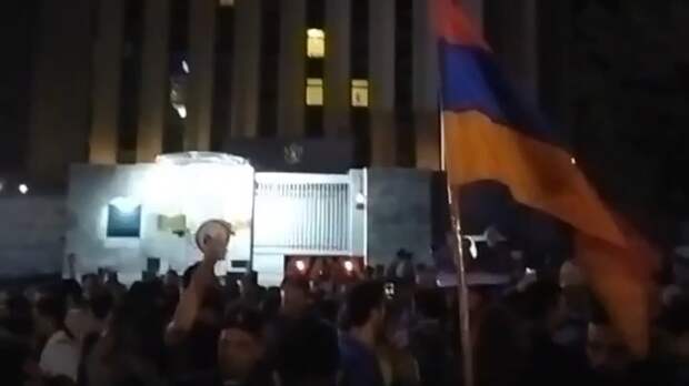 В Ереване протестующие армяне заблокировали российское посольство, нормальная работа невозможна