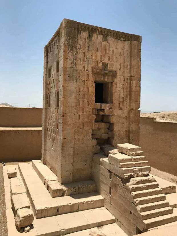 Куб Заратустры - древнее здание в Накше-Рустам (Иран).