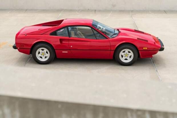 Ferrari 308 GTB Vetroresina с двигателем V8