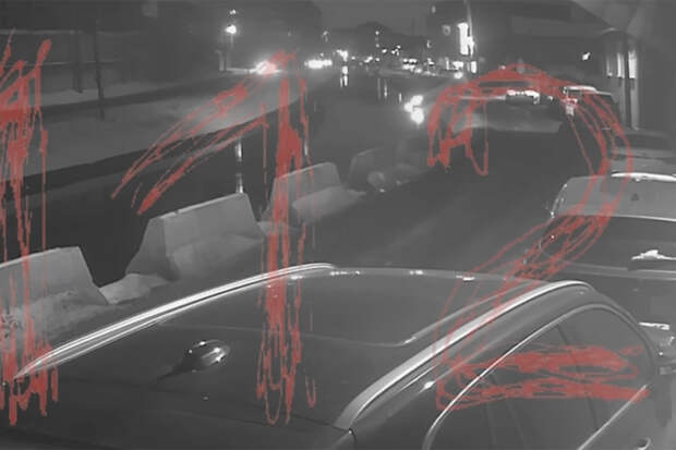 Момент падения такси с россиянкой и ребенком в водоканал попал на видео