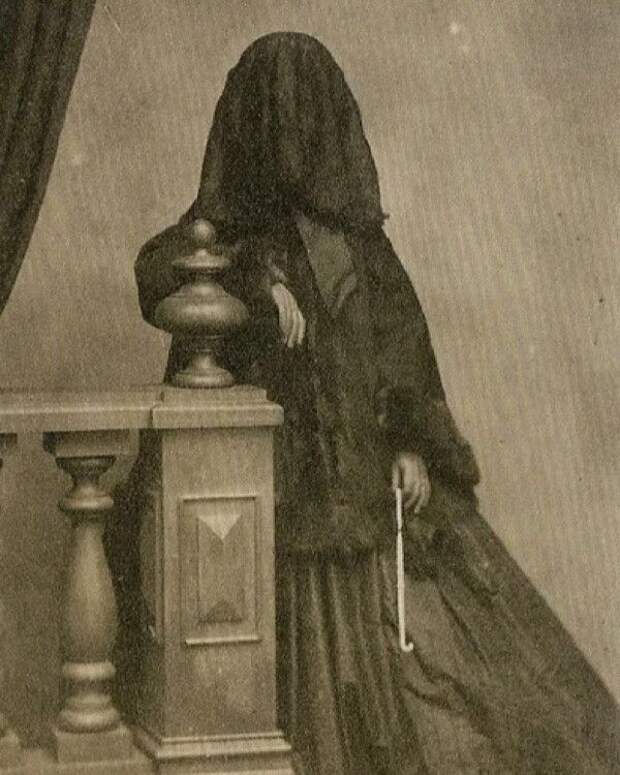 Фото викторианской эпохи. Из свободных источников. Дама жива - просто было принято так тоже фотографироваться в период траура.