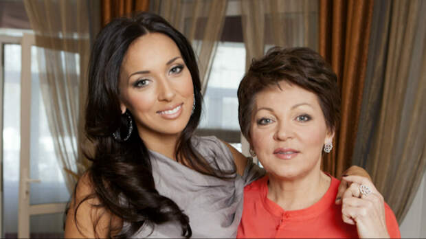 «Очень молодо выглядит»: Алсу похвасталась естественной красотой своей мамы