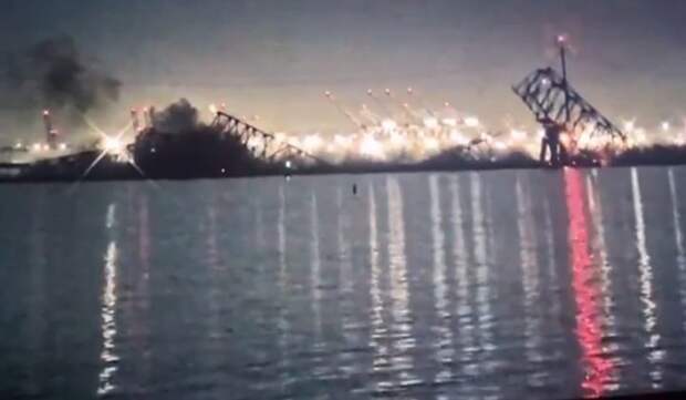 WTOP: В США в Балтиморе судно врезалось в мост, он рухнул в реку вместе с автомобилями