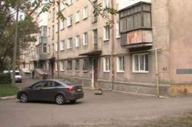 В ровно на женщину упал диван с 3-го этажа ВИДЕО