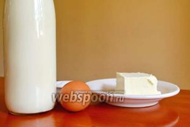 Всё, что нам понадобится для приготовления сыра — это кефир, яйцо, сливочное масло, соль и сода.