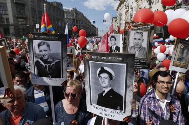Участники акции памяти "Бессмертный полк" во время шествия в День Победы, Москва, 9 мая
