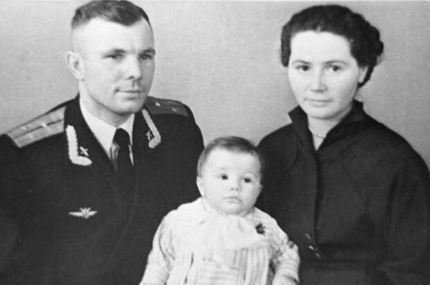 Летчик-космонавт Юрий Гагарин, жена Юрия Валентина и их дочь Елена. 1961 год.
