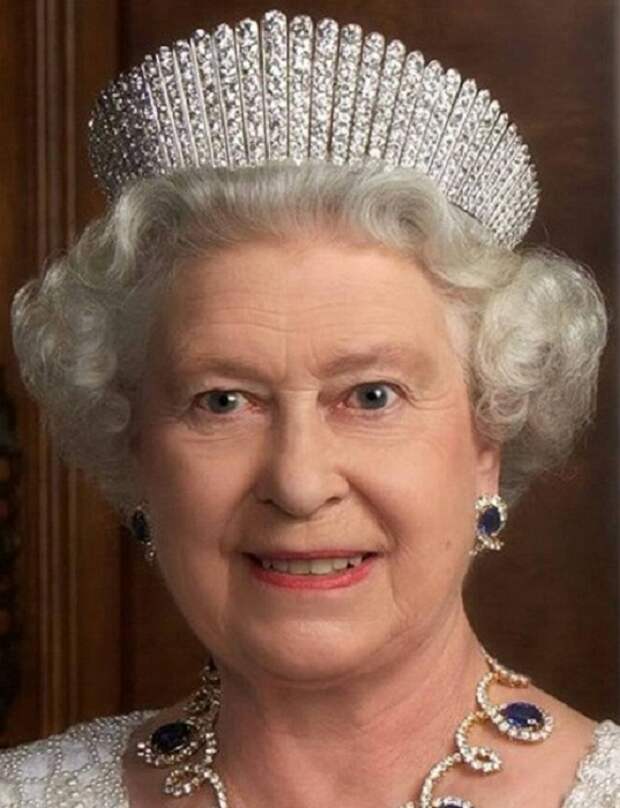 Королева Елизавета II в тиаре-кокошнике