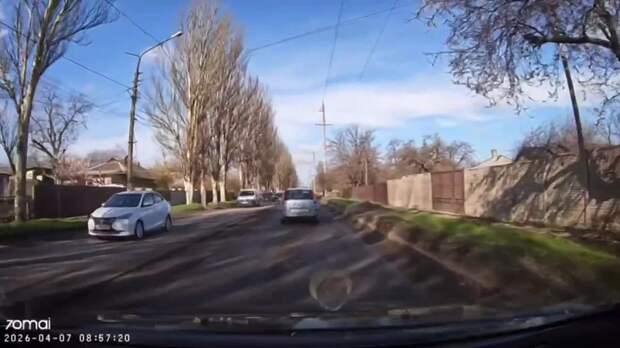 Крик души...на Гвардейке опять сняли асфальт по ул.Победы, от переезда в сторону автостанции...осенью там стелили 2 слоя нового. Там даже ям и бугров ...