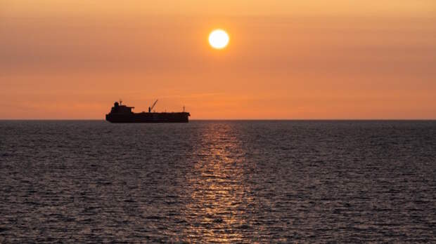 Испанцы эскортировали находящийся под санкциями танкер в Марокко