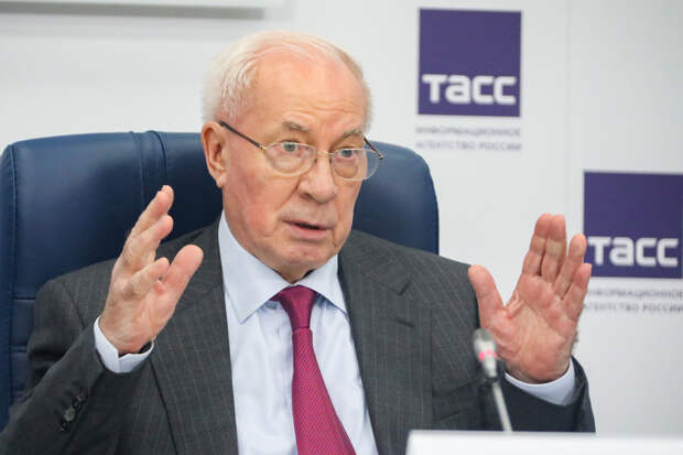 Экс-премьер Азаров призвал передать ключевые решения по Украине крупным странам