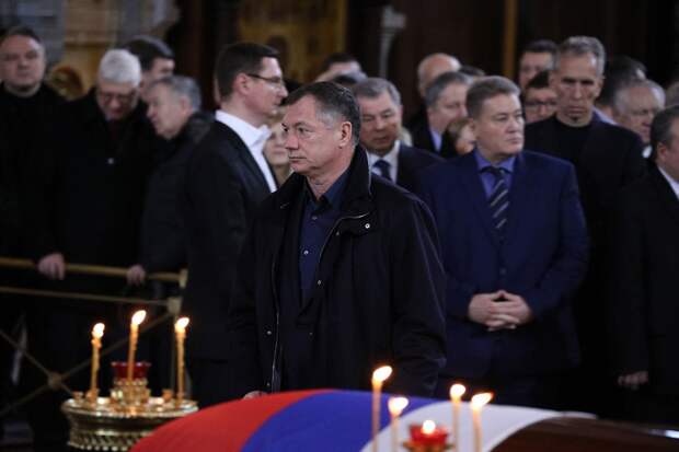 Кто пришел проститься с Юрием Лужковым в храм Христа Спасителя