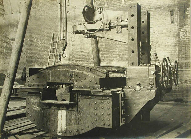 13. Общий вид станины печи, установленной в одном из цехов завода. 20 октября 1909