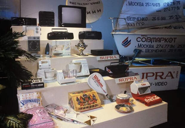 Интересные фотографии 90 -х (часть 37) 90-е, Детство 90-х, Ностальгия, Фотография, Подборка, Знаменитости, Россия, Эпоха, Земфира, Григорий Лепс, Клаудия Шиффер, Поле Чудес, Dendy, Sega, Якубович, 2000-е, Жизнь, Футбольные фанаты, Дети, Длиннопост