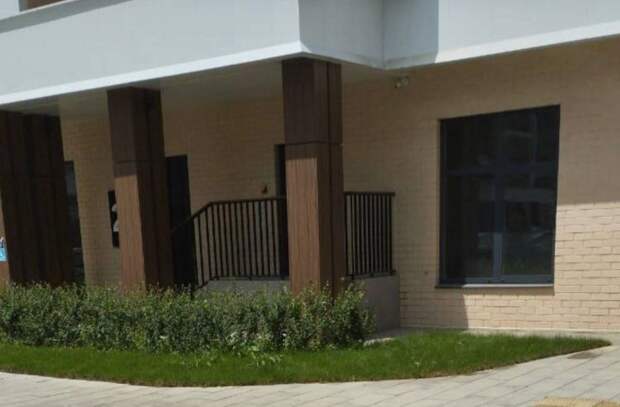 Малыша спасли простые прохожие: как ребенок оказался на козырьке подъезда?