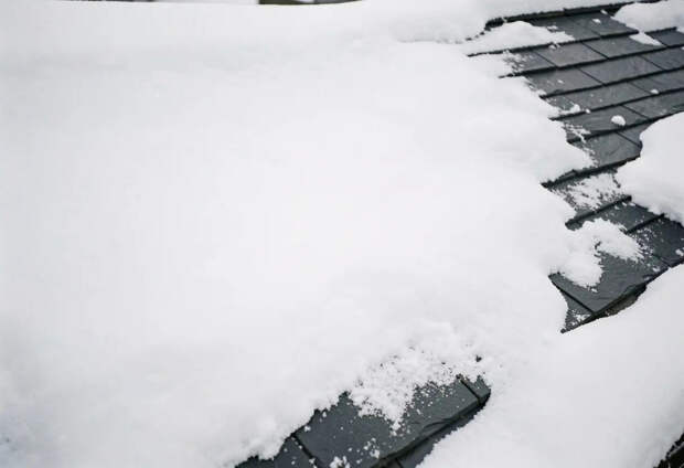 В Бронницах снежная масса раздавила кровлю жилого дома