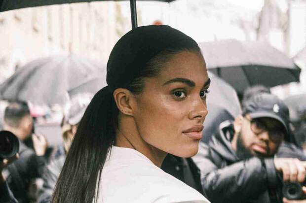 Экс-жена актера Касселя Тина снялась в купальнике с декольте