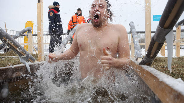 В РПЦ объяснили, кому нельзя купаться в Крещение