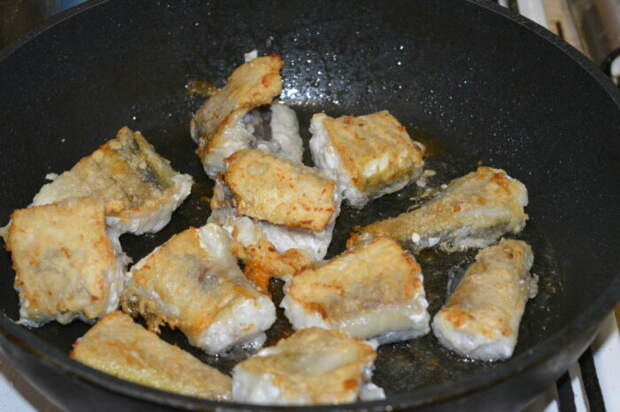 После чего рыба жарится на сковороде. /Фото: vkusno-recept.ru.