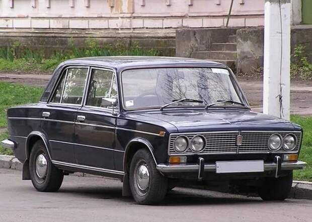 Автомобиль ВАЗ 2103.