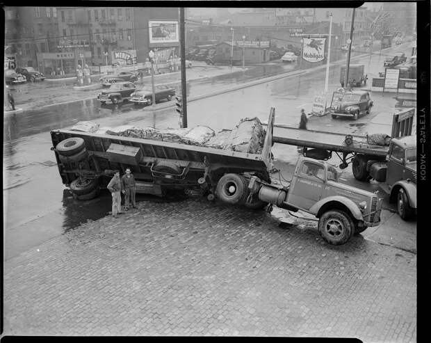 Перевернулся грузовик, 1952 год