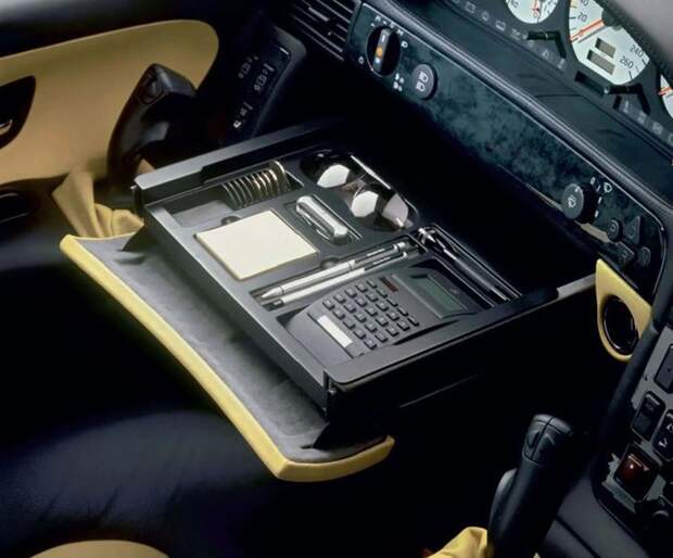 Необычный Mercedes-Benz SL с джойстиками вместо руля