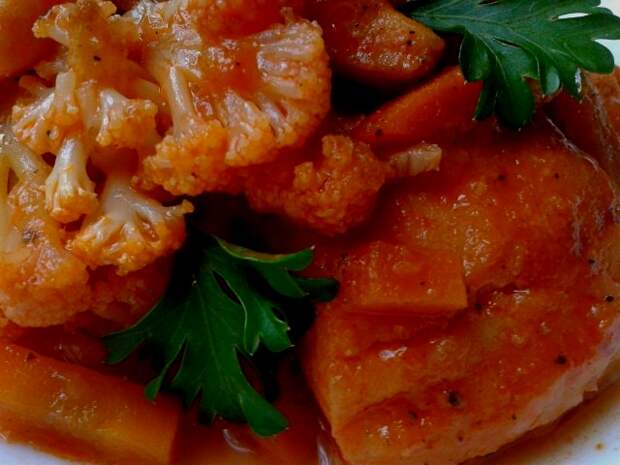 Морской язык запечённый с цветной капустой во вкуснейшем томатном соусе.