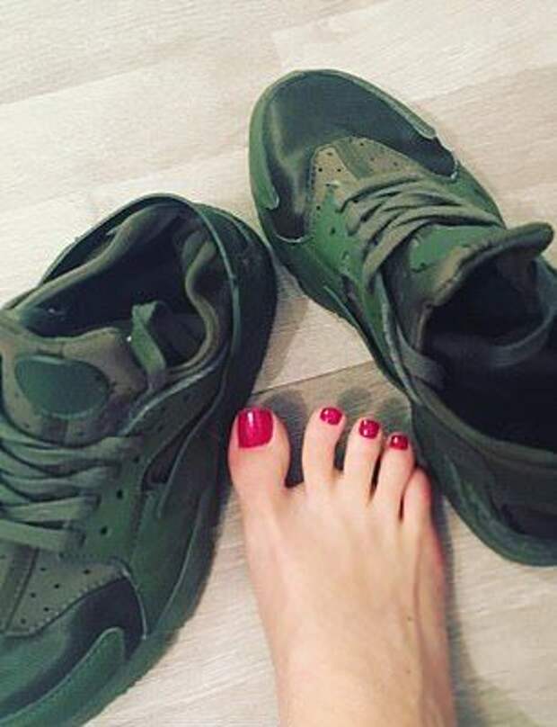 Пользовательница Instagram зарабатывает 0 000 в год на вонючих носках и поношенных кроссовках