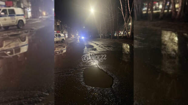 В центре Бийска несколько машин пробили колеса из-за ямы на дороге