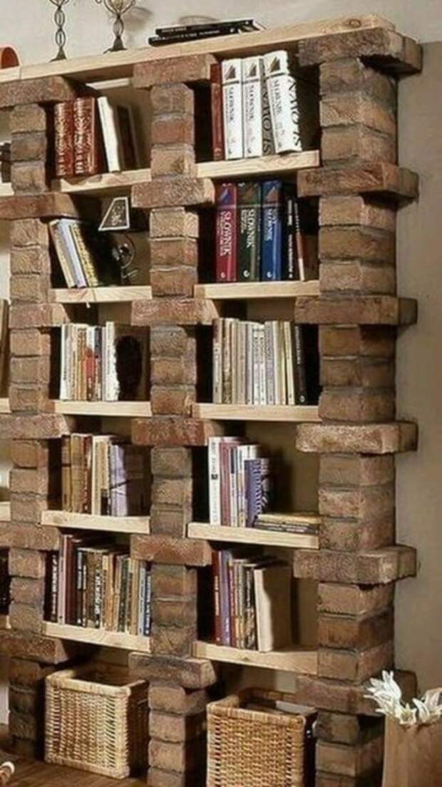 Из кирпичей можно сделать даже полочки для книг. /Фото: res.cloudinary.com
