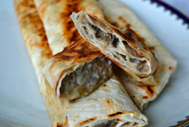 Горячие рулеты с сыром и грибами. Горячие рулеты с сыром и грибами.