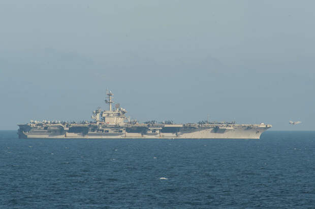 СМИ: Авианосец Abraham Lincoln отошел от Ирана после удара