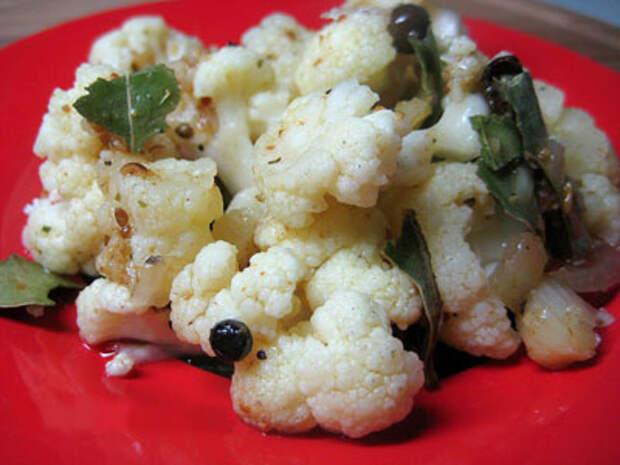 Цветная маринованная капуста с чесноком
