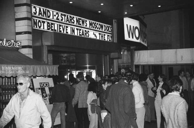 Кинотеатр "Эмбасси-72" перед показом фильма "Москва слезам не верит", Нью-Йорк, 1981 год И. Макурин/ТАСС
