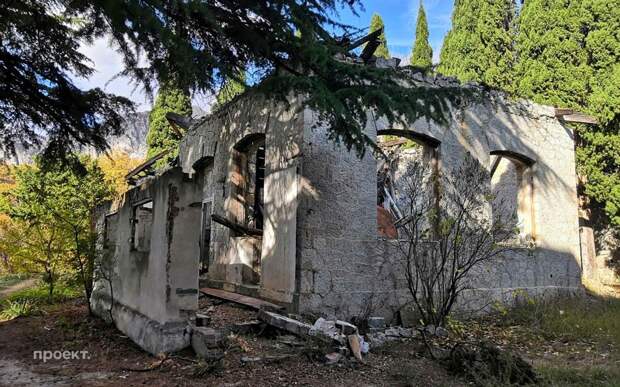 Развалины школы, построенной на деньги Чехова, в поселке Олива в Крыму