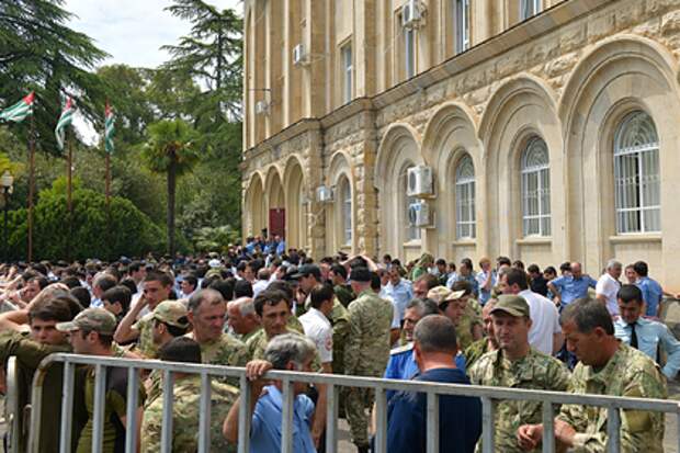 В Абхазии оппозиция штурмует администрацию президента 