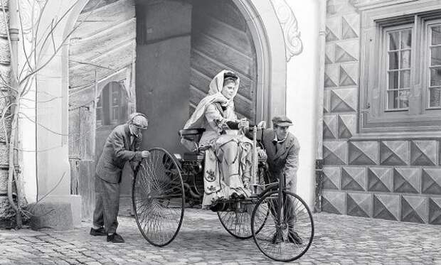 Первая женщина за рулём. Берта Бенц управляет Benz Patent-Motorwagen. Германия. 1886г историческое фото, история, люди, фото
