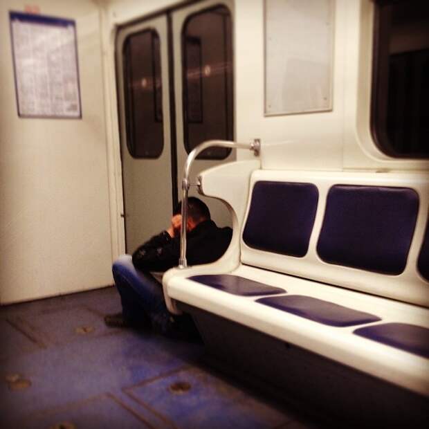 Когда даже в метро почти никого нет (кто-то ведь сделал это фото) одиночество, прикол, юмор