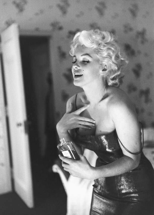 Мэрилин Монро с флаконом Chanel № 5