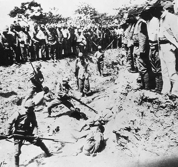 Во время Нанкинской резни 7 ноября 1938 года китайские заключенные использовались в качестве живых целей в штыковом учении их японскими оккупантами.