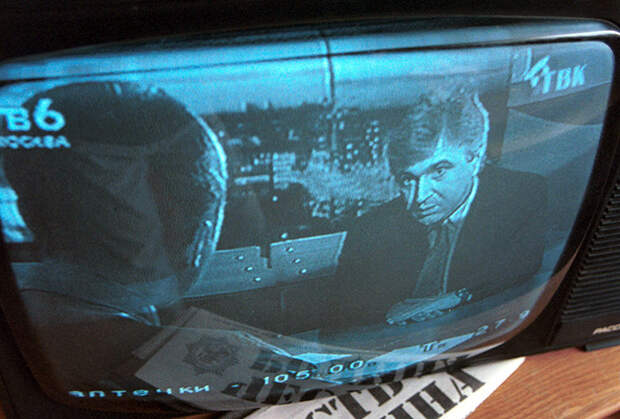 С экрана телевизора к жителям Красноярского края со своей предвыборной программой обращается действующий губернатор Валерий Зубов, 1996 год