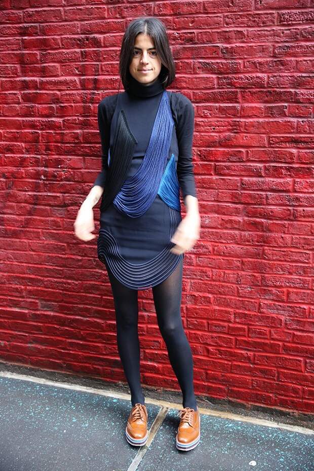 Девушка в темно синем платье и коричневых криперах на шнуровке
