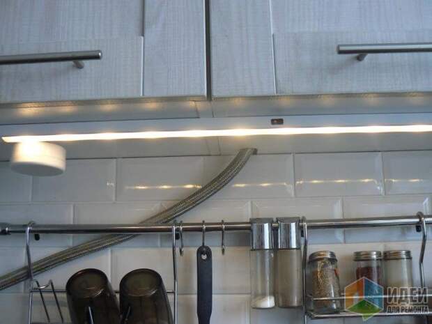 Подсветка на кухне, металлический рейлинг на стене кухня