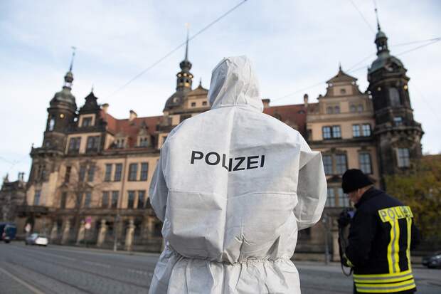 Немецкие полицейские у здания музея в Дрездене.