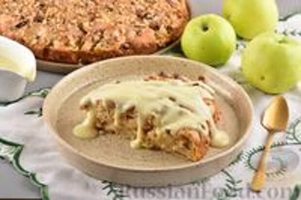 Фото к рецепту: Яблочный пирог с лимоном, орехами, пряностями и сливочным соусом