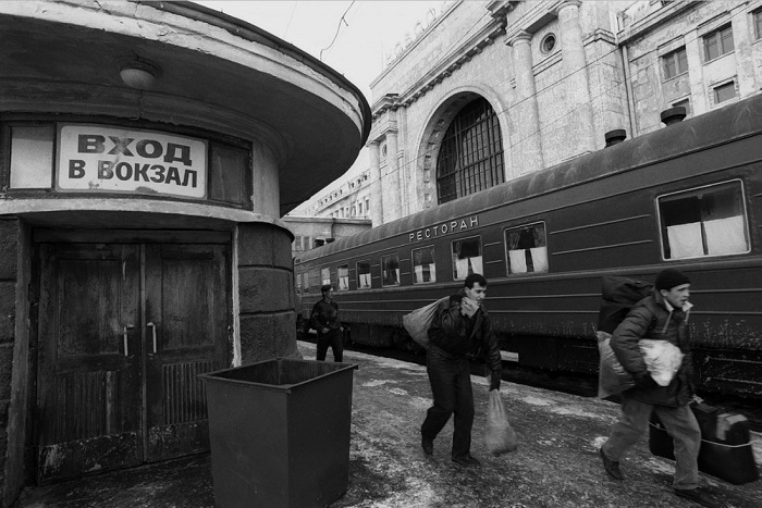 «Вход в вокзал». Разруха, безнадёга и запустение. Ельцинская Россия 1995 года в объективе Вальтера Шмитца