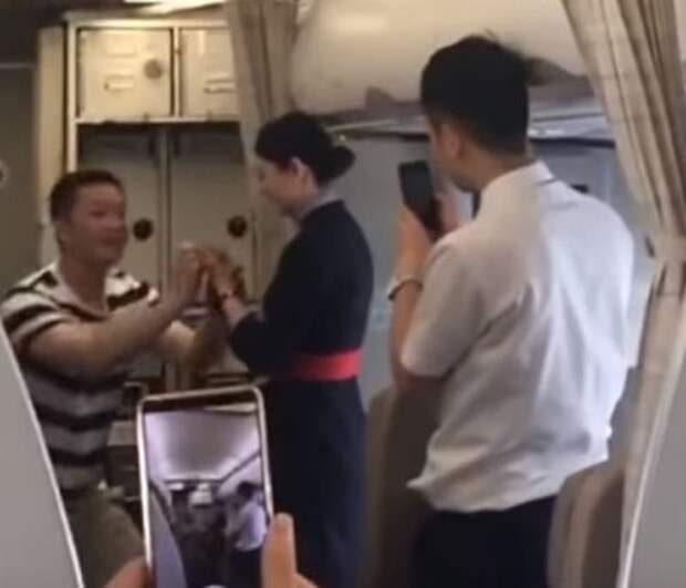 Стюардесса лишилась работы после того, как парень сделал ей предложение руки и сердца на борту самолета видео, китай, предложение, скандал, стюардесса, увольнение
