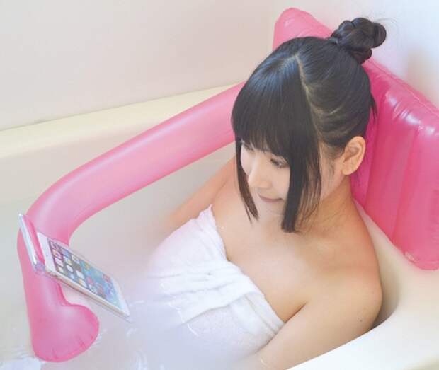 gadgets-for-lazy-people-Bath-Air-Pillow-Smartphone-Holder